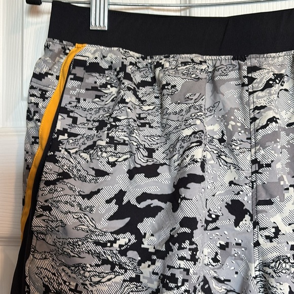 Under Armour men’s white and black lined athletic shorts size large - Picture 2 of 9